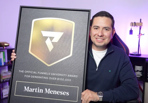 Martin Meneses con el Funnels University Award por generar más de $100,000